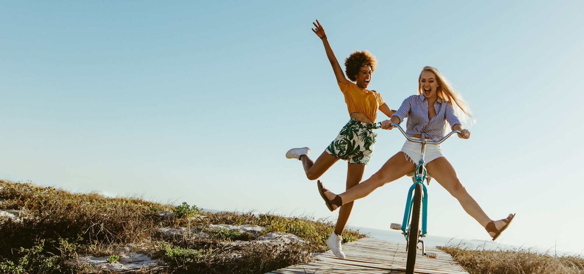 Zwei Freundinnen haben Spaß im Urlaub