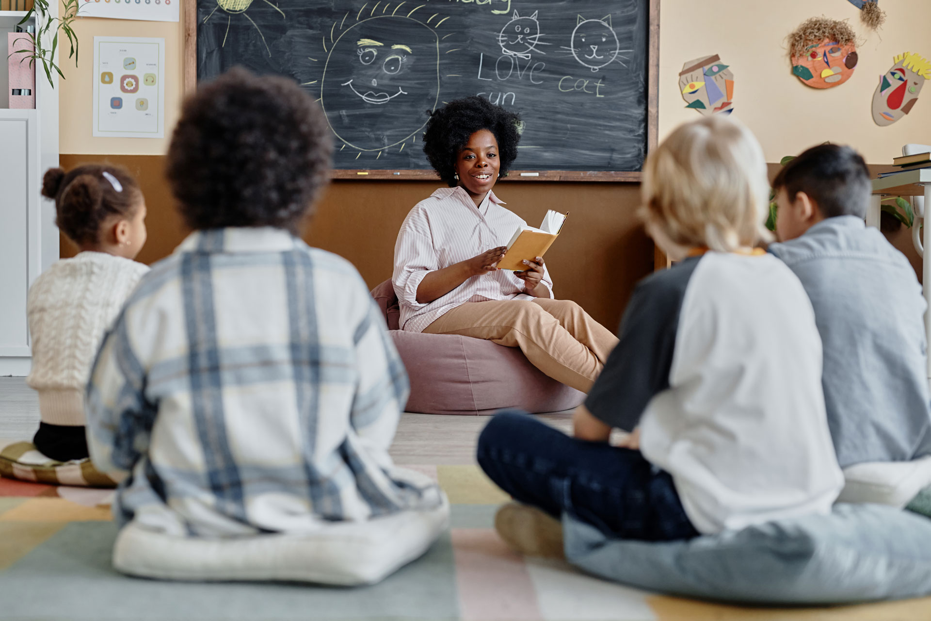 Kinder lernen eine Zweitsprache im Kindergarten